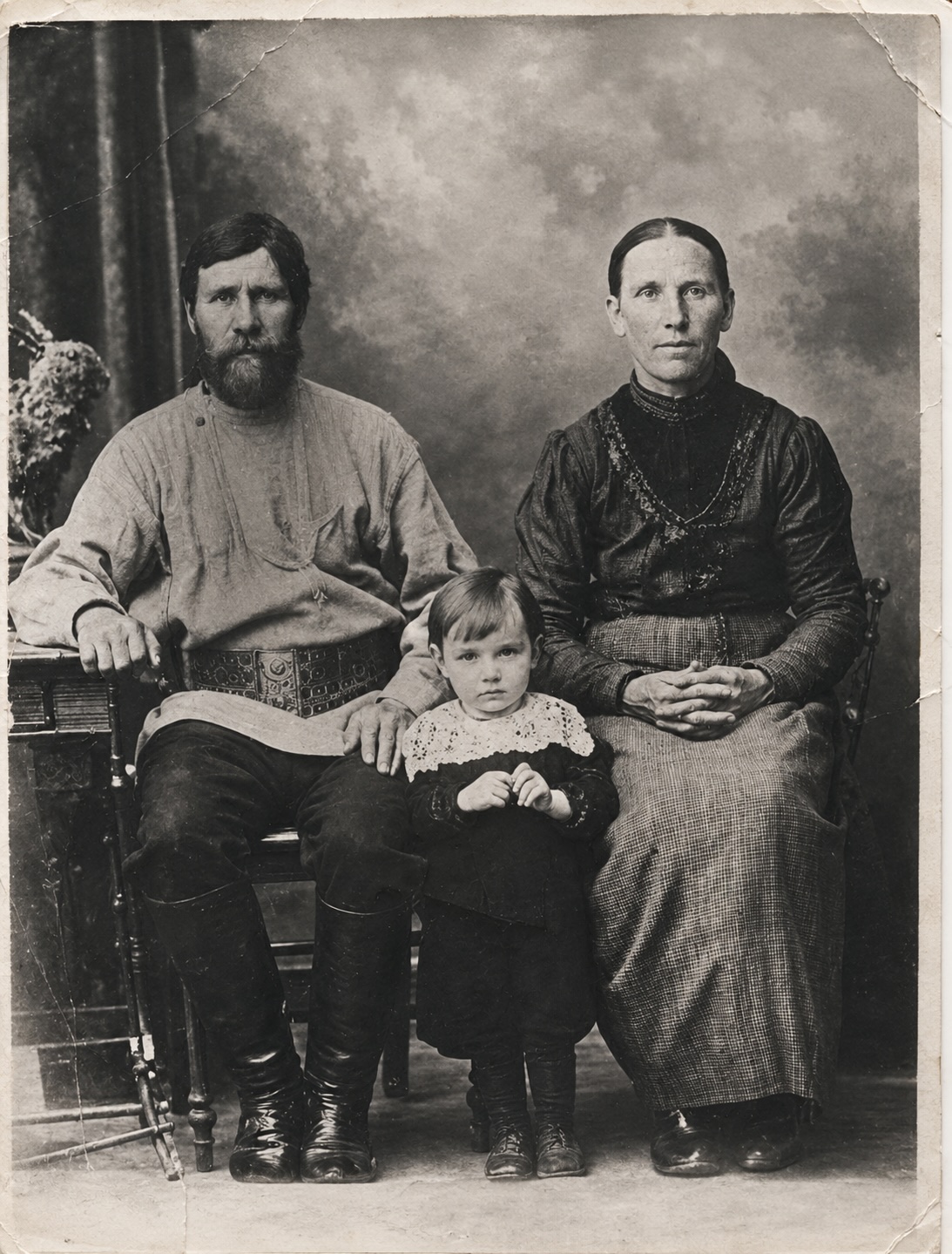 Семейная фотография 1919 года: прапрадед Яков Маркович с прапрабабушкой Евдокией Терентьевной и юной прабабушкой Ираидой